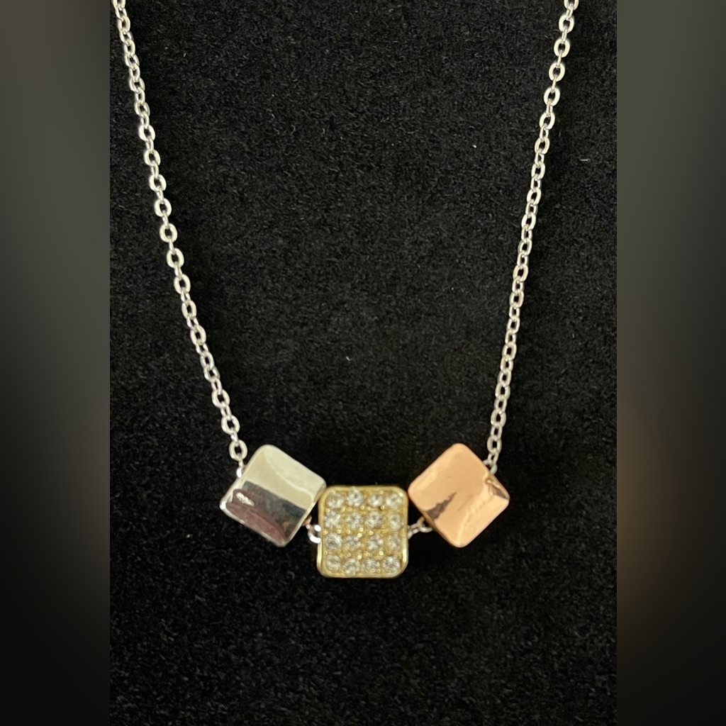 Elegant Tri-Tone Necklace With Sparkling Accents